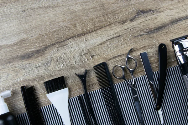 Berber saç kesim seti, çizgili havlu makas, saç, vernik, tehlikeli jilet ve saç fırçası.