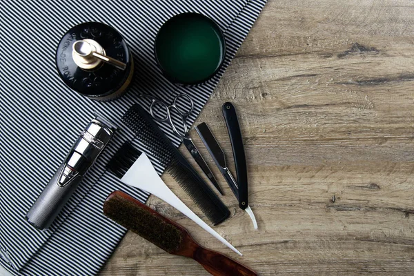 Saç ve sakal kesimi için hazır. Berberin konsepti, çizgili bir havlunun üzerinde: saç kesimi için bir makine.