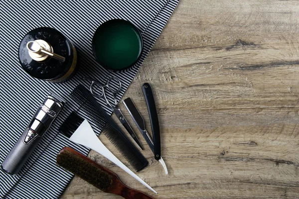 Set para corte de pelo y barba. Concepto de barbero, sobre una toalla a rayas: una máquina para el corte de pelo — Foto de Stock