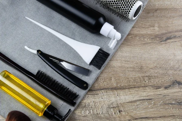 Um conjunto de ferramentas para cortes de cabelo, dewy, lâmina perigosa, gel de cabelo e gel de barbear, escova — Fotografia de Stock