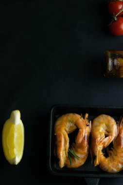 Limon ve biberiye tava üzerinde ızgara karides
