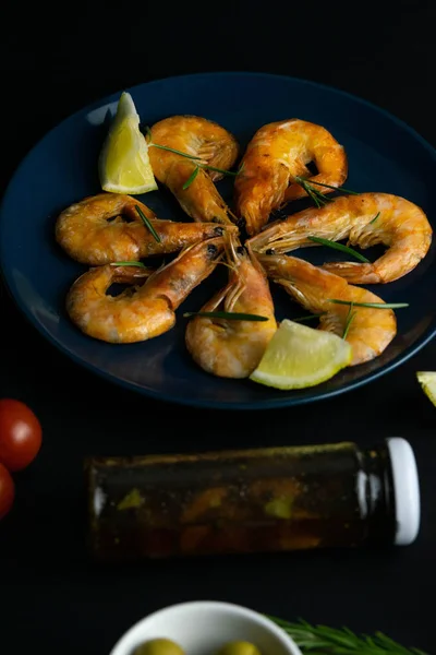 Primer plano de camarones cocidos servidos en plato azul — Foto de Stock