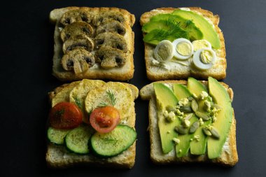 Farklı türde sandviçlerle kombinasyon: mantarlar, avokado ve yumurtalar, jambon.