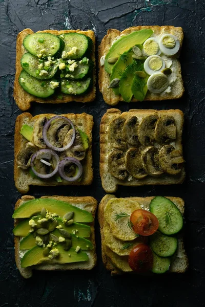Kombinace s různými druhy sendvičů: s houbami, s avokádem a vejci, se šunkou — Stock fotografie