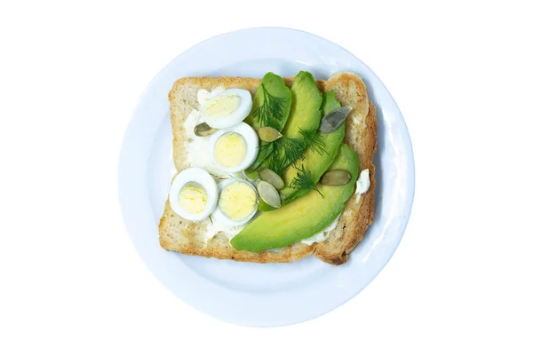 Sendvič s avokádovými semínky a vejci na talíři izolované na bílém pozadí. — Stock fotografie