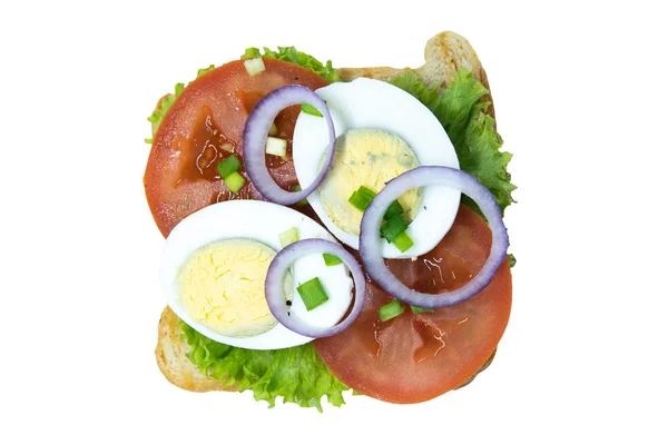 Sandwich con lattuga, uova, pomodori e cipolle viola. Isolato su sfondo bianco — Foto Stock