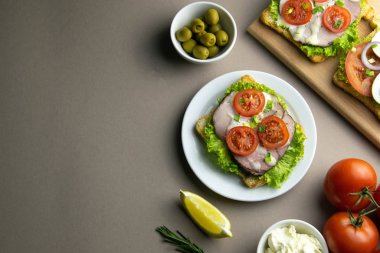 Marul ve jambonlu lezzetli sandviçler..