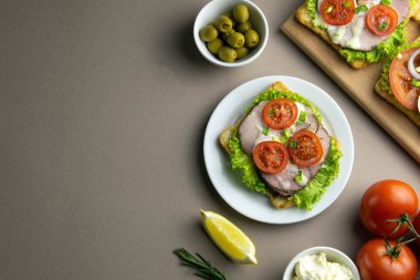 Marul ve jambonlu lezzetli sandviçler..