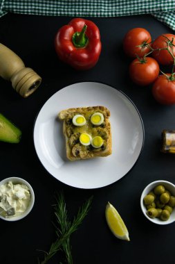 Mantarlı lezzetli sandviçler, mascarpone ve yumurta beyaz tabakta yakın plan..