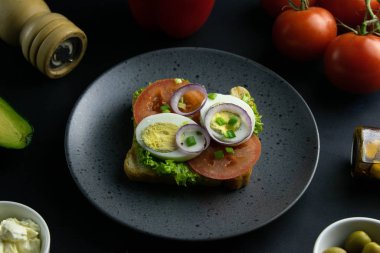 Domates yumurtası ve marullu lezzetli sandviçler..