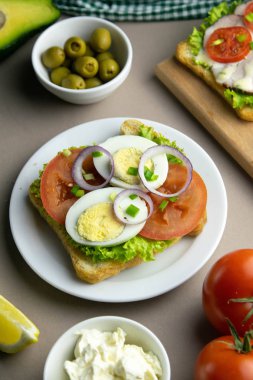 Domates yumurtası ve marullu lezzetli sandviçler..