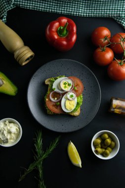 Domates yumurtası ve marullu lezzetli sandviçler..