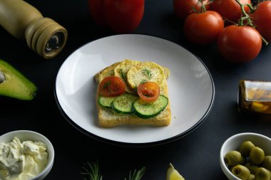 Patatesli, salatalıklı ve domatesli lezzetli sandviçler..