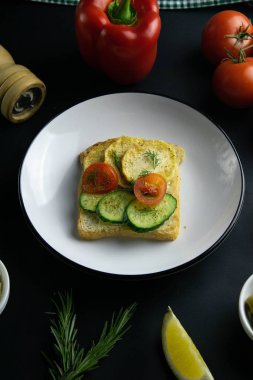 Patatesli, salatalıklı ve domatesli lezzetli sandviçler..