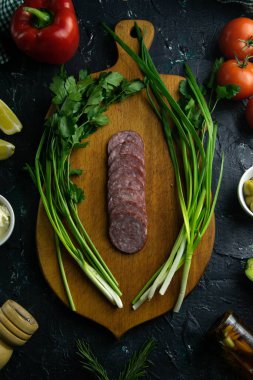 Tahtada dilimlenmiş salam, jambon, yeşil soğan, dereotu ve maydanoz..