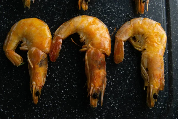 Preparado para cozinhar marisco jantar - camarão em placa de corte preto, em uma tábua de ardósia de corte — Fotografia de Stock