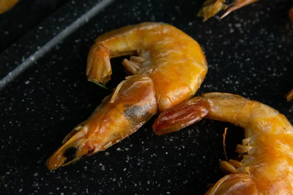Preparado para cozinhar marisco jantar - camarão em placa de corte preto, em uma tábua de ardósia de corte — Fotografia de Stock