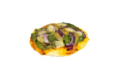 Beyaz arka planda ıspanaklı, soğanlı ve peynirli küçük bir pizza.