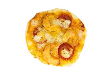 Beyaz arka planda srimp, domates ve peynirli küçük bir pizza.