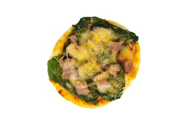 Beyaz arka planda ıspanaklı, Becky ve peynirli küçük bir pizza.