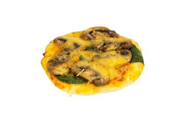 Beyaz arka planda ıspanaklı, mantarlı ve peynirli küçük bir pizza.