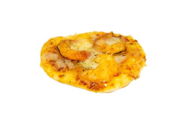 Beyaz arka planda karides ve peynirli küçük bir pizza.