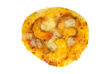 Beyaz arka planda karides ve peynirli küçük bir pizza.