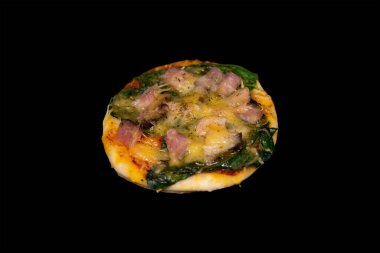 Ispanaklı, Becky 'li ve peynirli küçük bir pizza. Siyah arka planda.