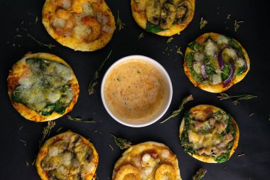 Küçük mini pizza. Farklı mini pizzalar. Pizza: karidesli, mantarlı, ıspanaklı, soğanlı, pastırmalı, kağıtlı, domatesli.