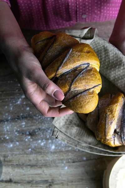 Detailní záběr na čerstvý rezavý chléb v ženské ruce — Stock fotografie