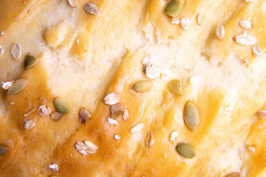 Ekmek makrofotografı, veto ekmekler. Üzerine tohumlar serpiştirilmiş.