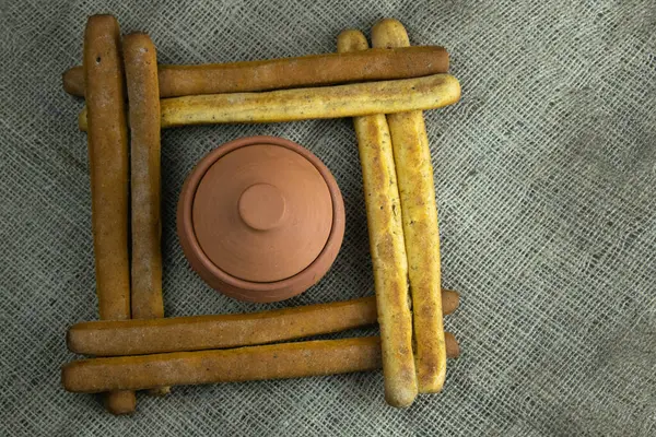 Una pila de palitos de pan o grissini en forma de cuadrado, dentro de ajar — Foto de Stock