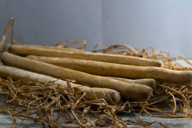 Baharatlı ekmek çubukları kuru çimenlerin üzerinde duruyor..