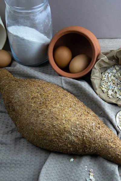 Хрустящий овсяный хлеб, завернутый в яйца и овсянку на заднем плане . — стоковое фото