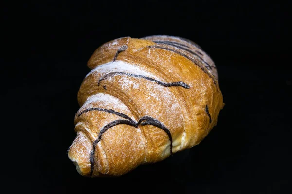 Croissant au chocolat isolé sur fond noir — Photo