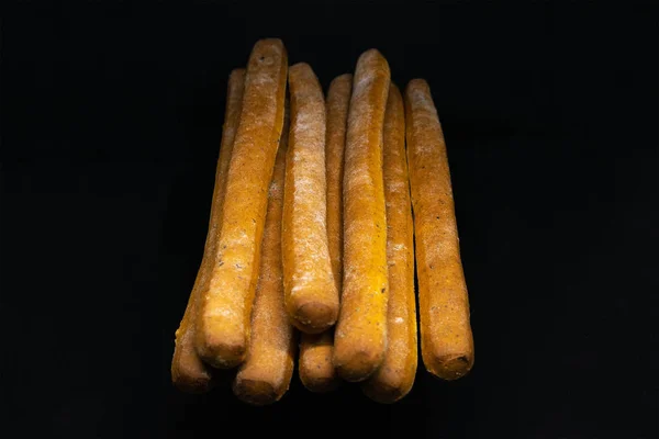 Ekmek çubukları siyah bir arkaplanda izole — Stok fotoğraf