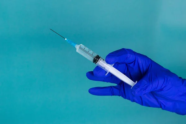 Main avec seringue, vaccin contre le coronavirus . — Photo
