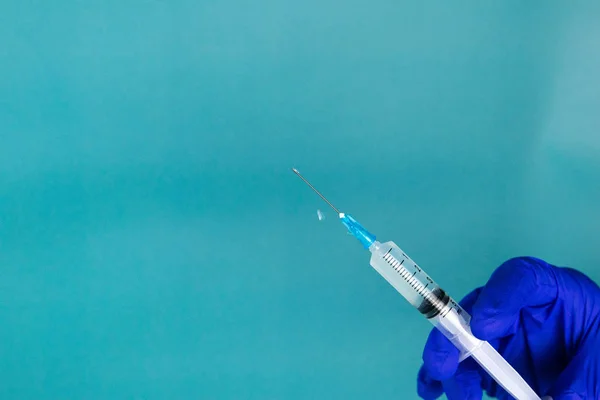 Hand with syringe, coronavirus vaccine. — 스톡 사진