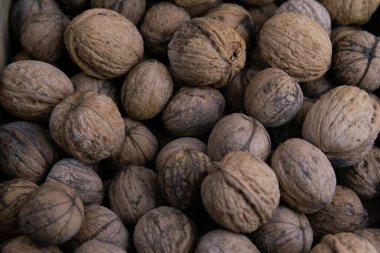 Ceviz arkaplan. Ceviz dokusu. Tahta arka planda grup cevizleri. Sağlıklı organik gıda konsepti. Üst görünüm.