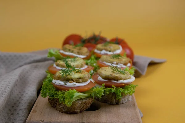 Sanduíche com alface, queijo, tomate e courgettes torrados, em cima é um pedaço de endro . — Fotografia de Stock