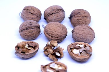 Kaçık. Beyaz arka planda cevizler