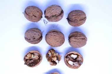 Kaçık. Beyaz arka planda cevizler