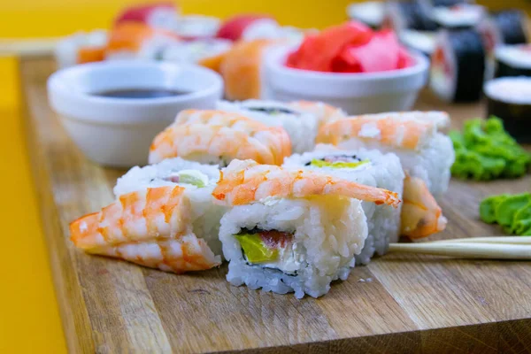 Widok z góry drewniany talerz z wielkim zestawem pysznych Nigiri sushi i Tempura rolki z Maki i Uramaki rolki — Zdjęcie stockowe