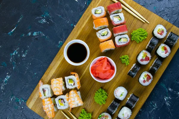 Top view of wooden platter with great set of delicious Nigiri sushi and Tempura rolls with Maki and Uramaki rolls — Stock Photo, Image