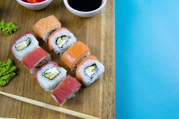 Widok z góry drewniany talerz z wielkim zestawem pysznych Nigiri sushi i Tempura rolki z Maki i Uramaki rolki — Zdjęcie stockowe