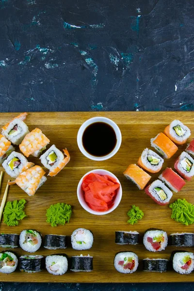 Top view of wooden platter with great set of delicious Nigiri sushi and Tempura rolls with Maki and Uramaki rolls — Stock Photo, Image