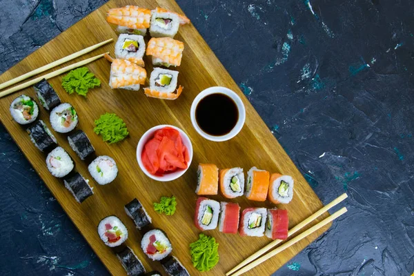 Top view of wooden platter with great set of delicious Nigiri sushi and Tempura rolls with Maki and Uramaki rolls — Stock Photo, Image