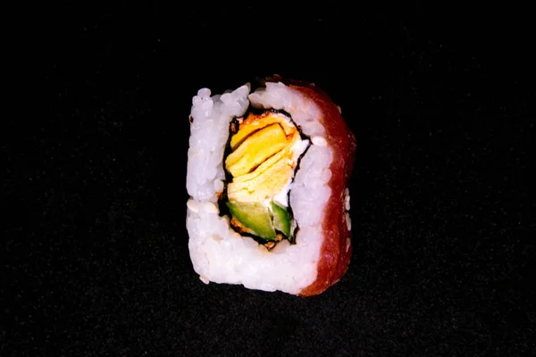 Roll maguro isolated on a black background — Stock Photo, Image
