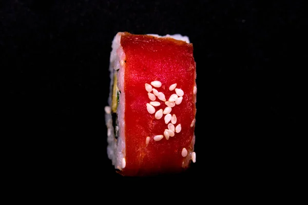 Roll maguro geïsoleerd op een zwarte achtergrond — Stockfoto