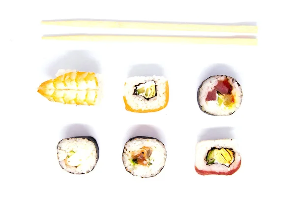 Eine Reihe von Rollen unterschiedlicher Art mit Sushi-Sticks auf schwarzem Hintergrund — Stockfoto